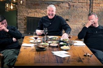 Tim Mälzer, Alexander Herrmann und Tim Raue: Die drei Profiköche hatten sichtlich Spaß beim Schauen ihrer "Kitchen Impossible"-Challenges.