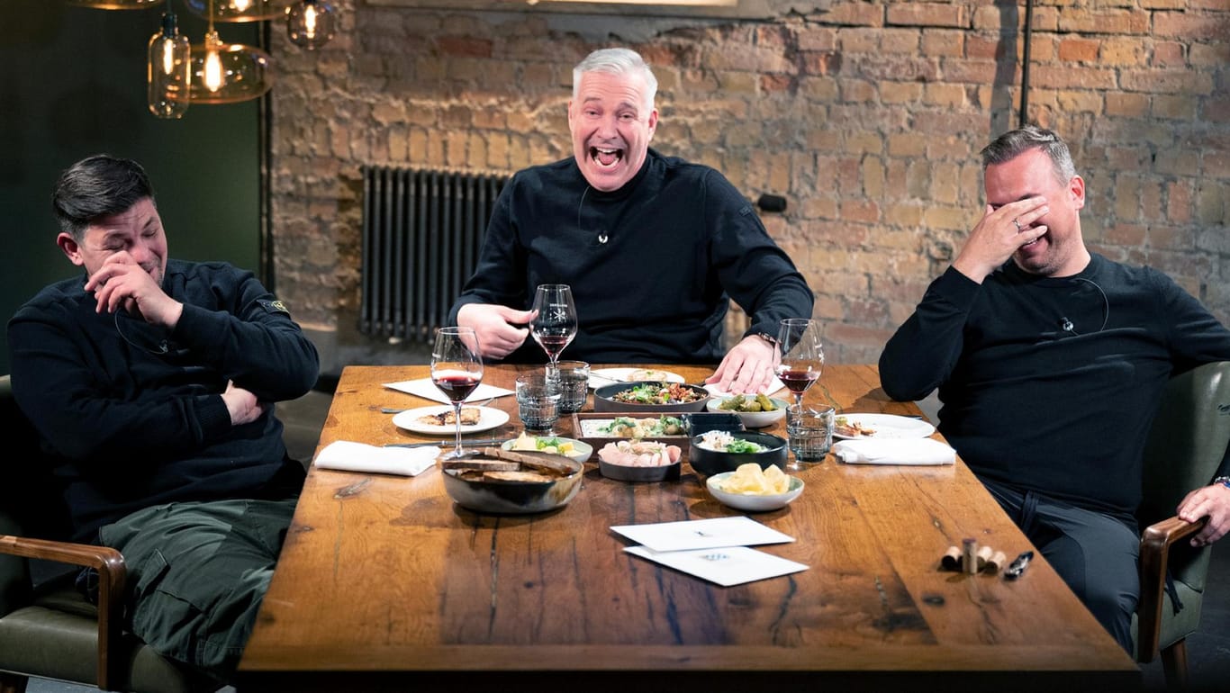 Tim Mälzer, Alexander Herrmann und Tim Raue: Die drei Profiköche hatten sichtlich Spaß beim Schauen ihrer "Kitchen Impossible"-Challenges.