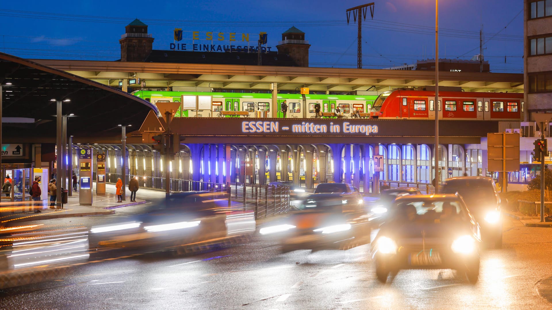 Autos fahren in Essen (Symbolbild): Ein junger Mann hat eine Zivilstreife zu einem Rennen aufgefordert. Autos fahren in Essen (Symbolbild): Ein junger Mann hat eine Zivilstreife zu einem Rennen aufgefordert.