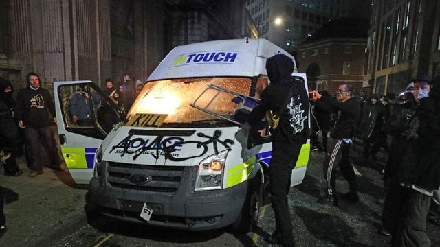 Demonstranten setzen einen Polizeiwagen vor der Bridewell Polizeiwache Brand. Demonstranten setzen einen Polizeiwagen vor der Bridewell Polizeiwache Brand.