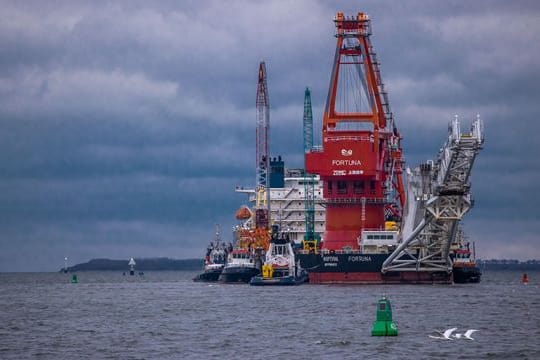 Schlepper ziehen das russische Rohr-Verlegeschiff "Fortuna" auf die Ostsee.