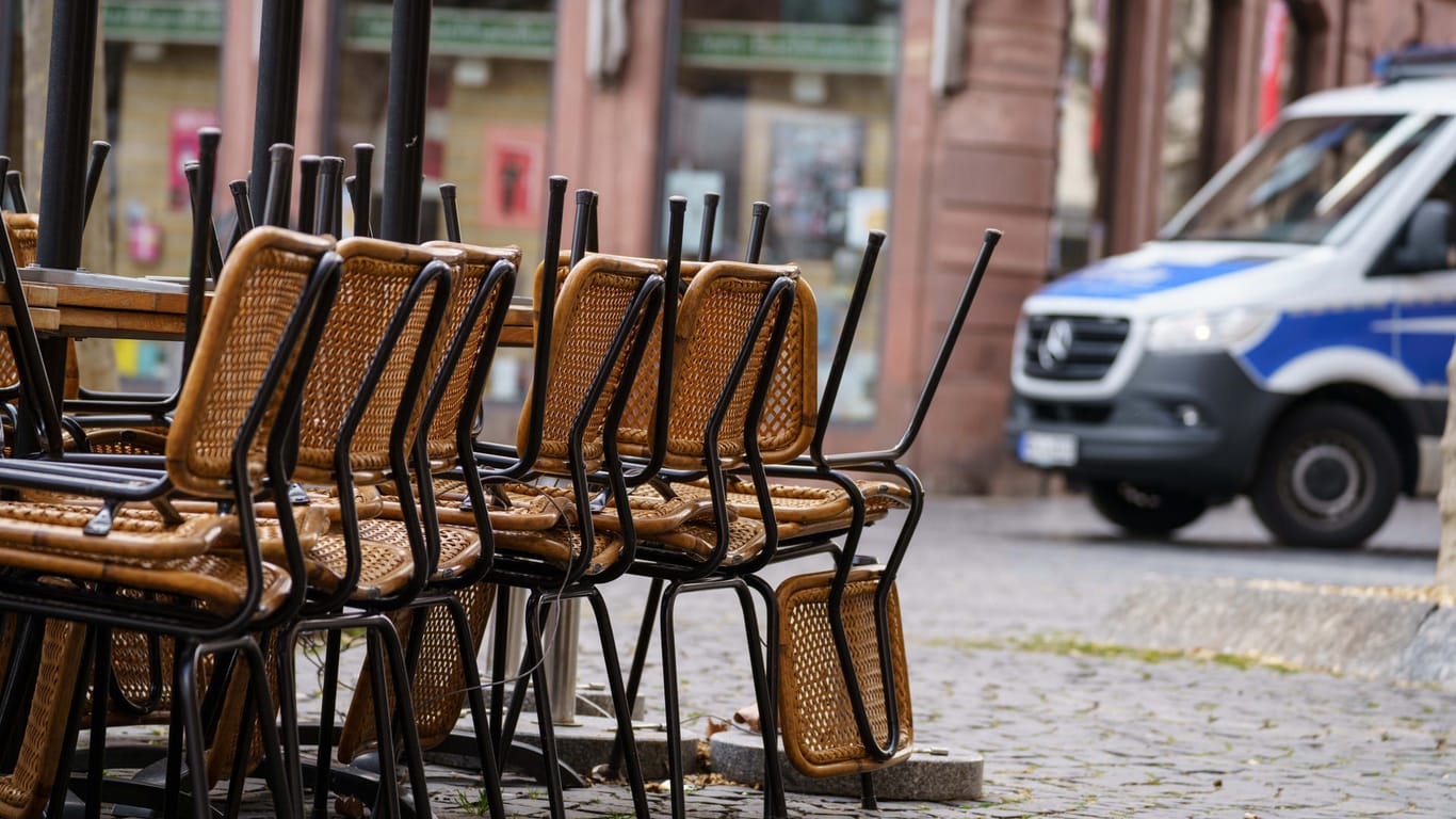 Stühle stehen gestapelt vor einem Restaurant (Symbolbild): Das Gastgewerbe ist von der Corona-Pandemie besonders hart betroffen.