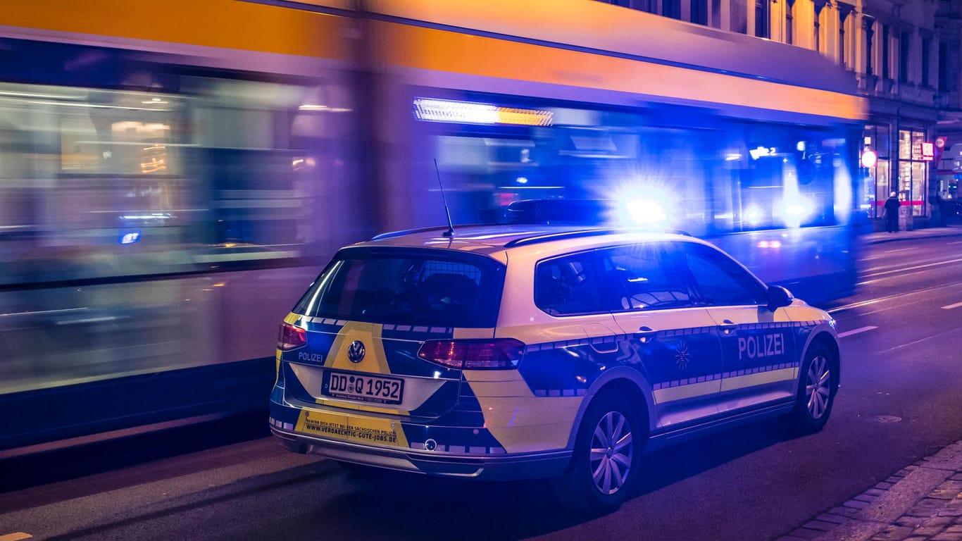 Ein Polizeifahrzeug im Einsatz in Leipzig mit Blaulicht: In der Innenstadt haben sich mehrere Jugendliche geprügelt.