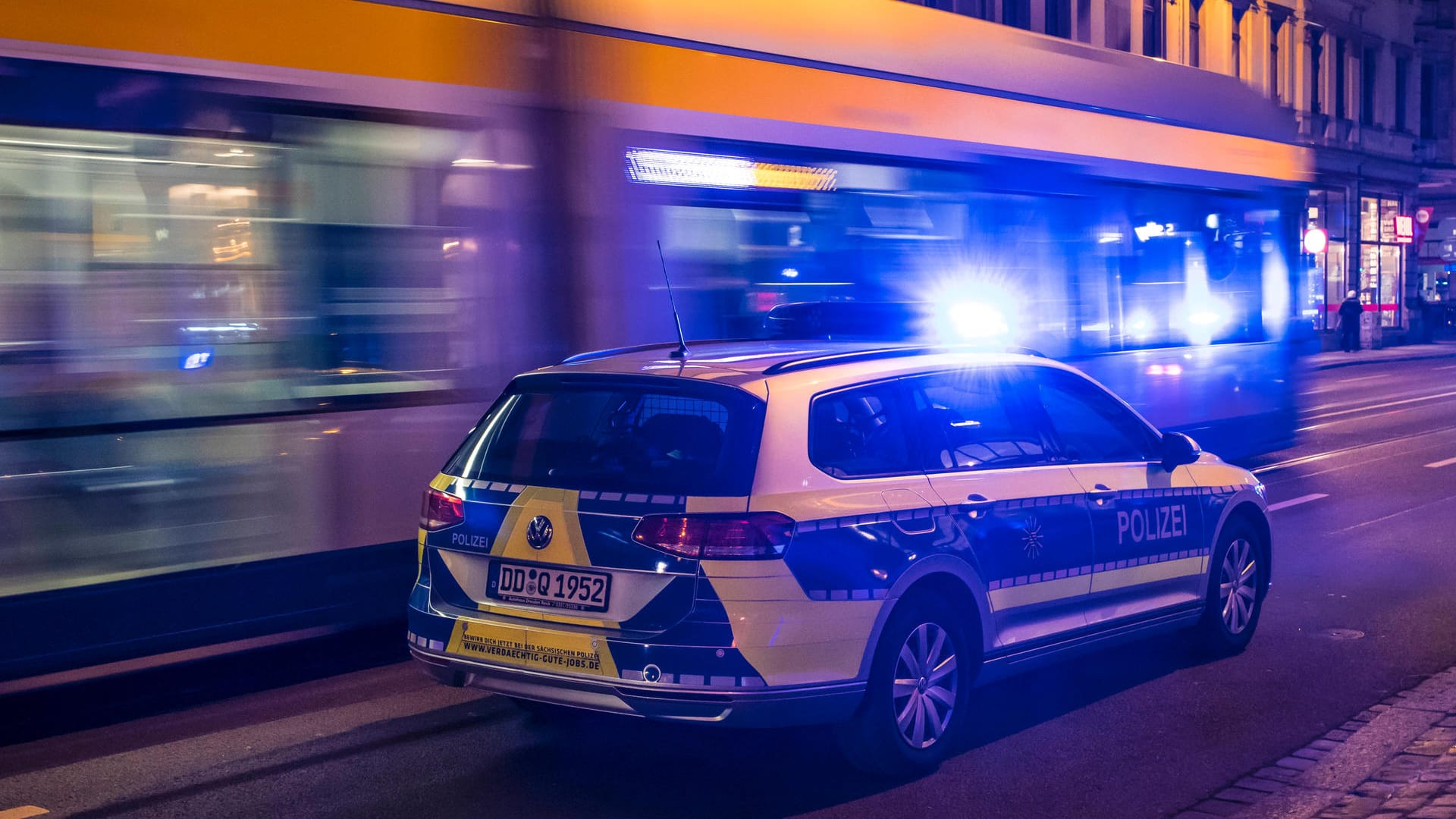 Ein Polizeifahrzeug im Einsatz in Leipzig mit Blaulicht: In der Innenstadt haben sich mehrere Jugendliche geprügelt. Ein Polizeifahrzeug im Einsatz in Leipzig mit Blaulicht: In der Innenstadt haben sich mehrere Jugendliche geprügelt.