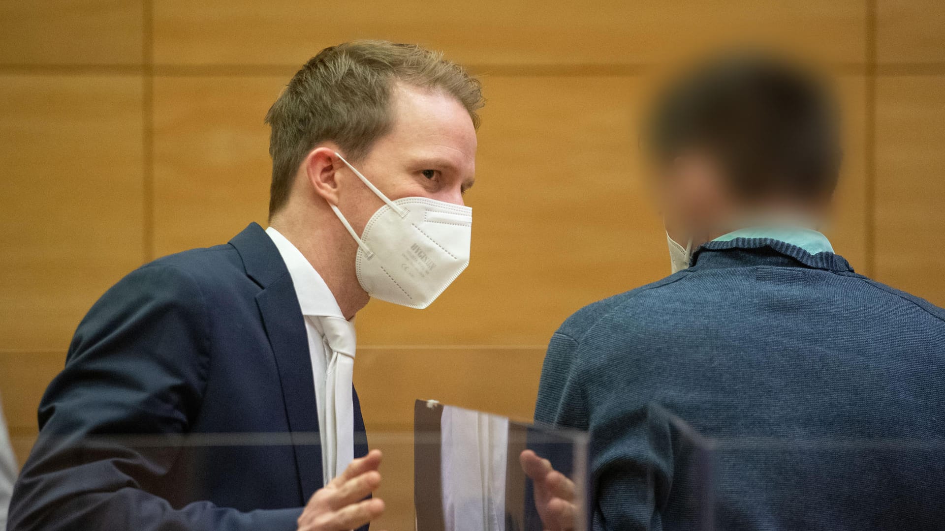 Der Verteidiger Tobias Diedrich (l) spricht mit seinem Mandanten in einem Sitzungssaal vom Landgericht Bielefeld: Heute begann der Prozess wegen eines riesigen Drogenlabors. Der Verteidiger Tobias Diedrich (l) spricht mit seinem Mandanten in einem Sitzungssaal vom Landgericht Bielefeld: Heute begann der Prozess wegen eines riesigen Drogenlabors.