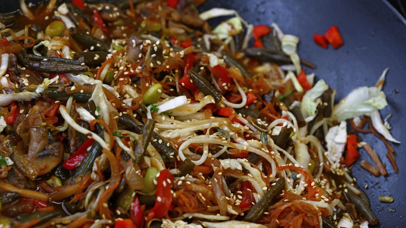 Asiatisches Pfannengericht: In drei von 19 Tiefkühlgerichten hat "Öko-Test" Aromazusätze gefunden. (Symbolbild)
