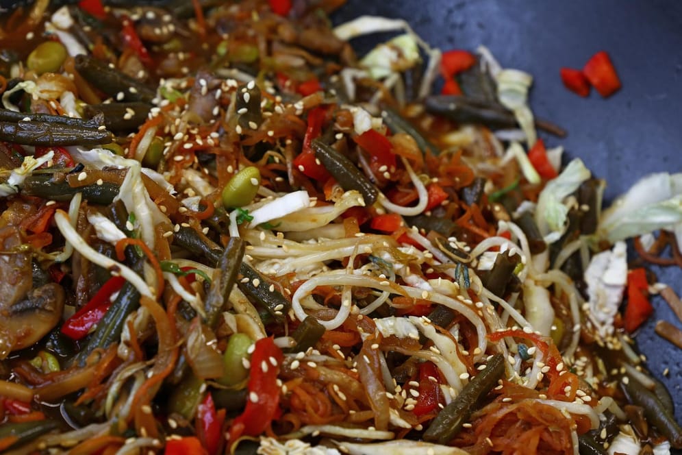 Asiatisches Pfannengericht: In drei von 19 Tiefkühlgerichten hat "Öko-Test" Aromazusätze gefunden. (Symbolbild)