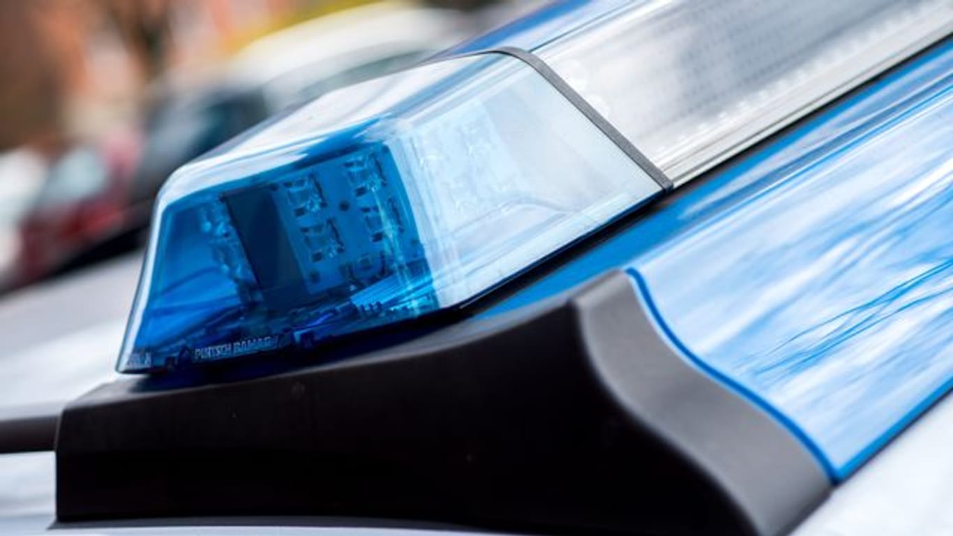 Das Blaulicht an einem Einsatzwagen der Polizei (Symbolbild): Die Polizei vermutet, dass der Unfallfahrer verletzt ist.