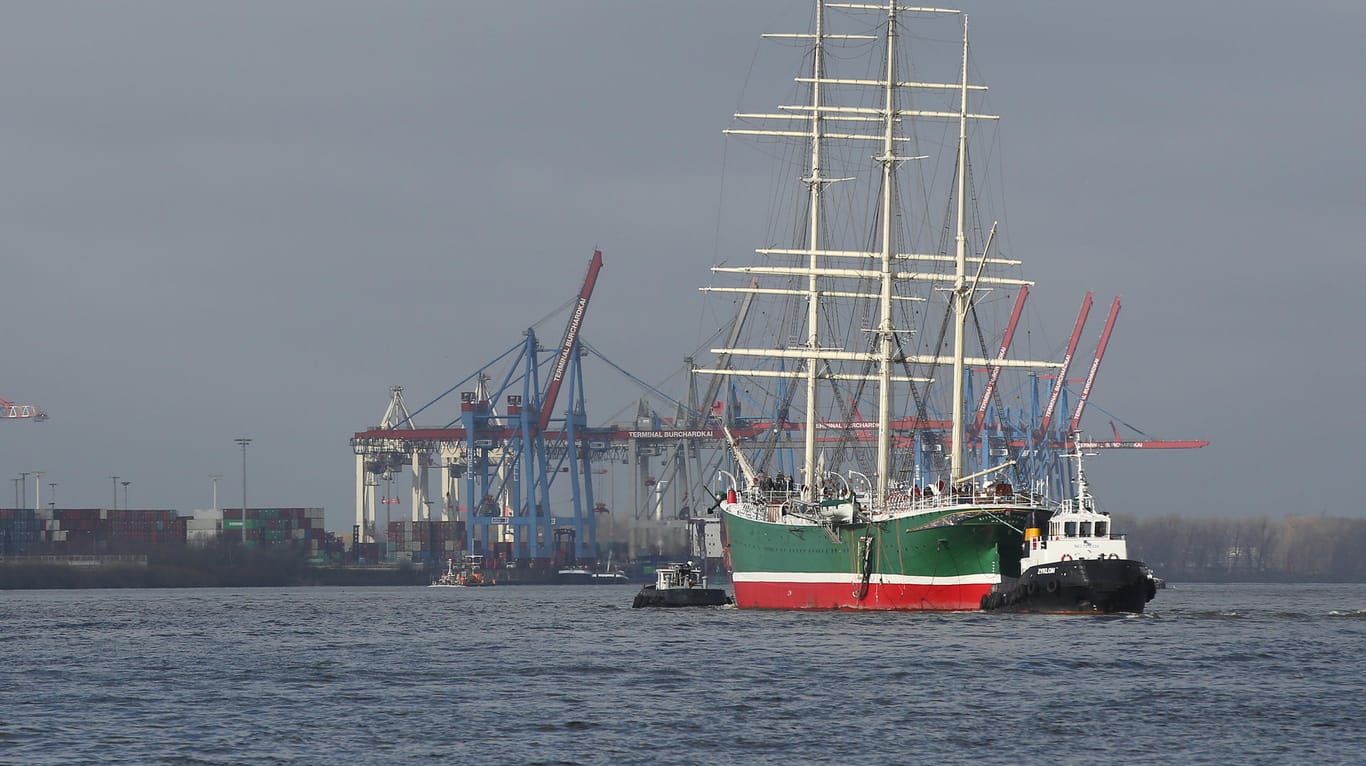 Museumsschiff "Rickmer Rickmers" verlässt dne Hafen in Hamburg: Das Wasser im Hafen ist aktuell zu niedrig für das große Schiff.