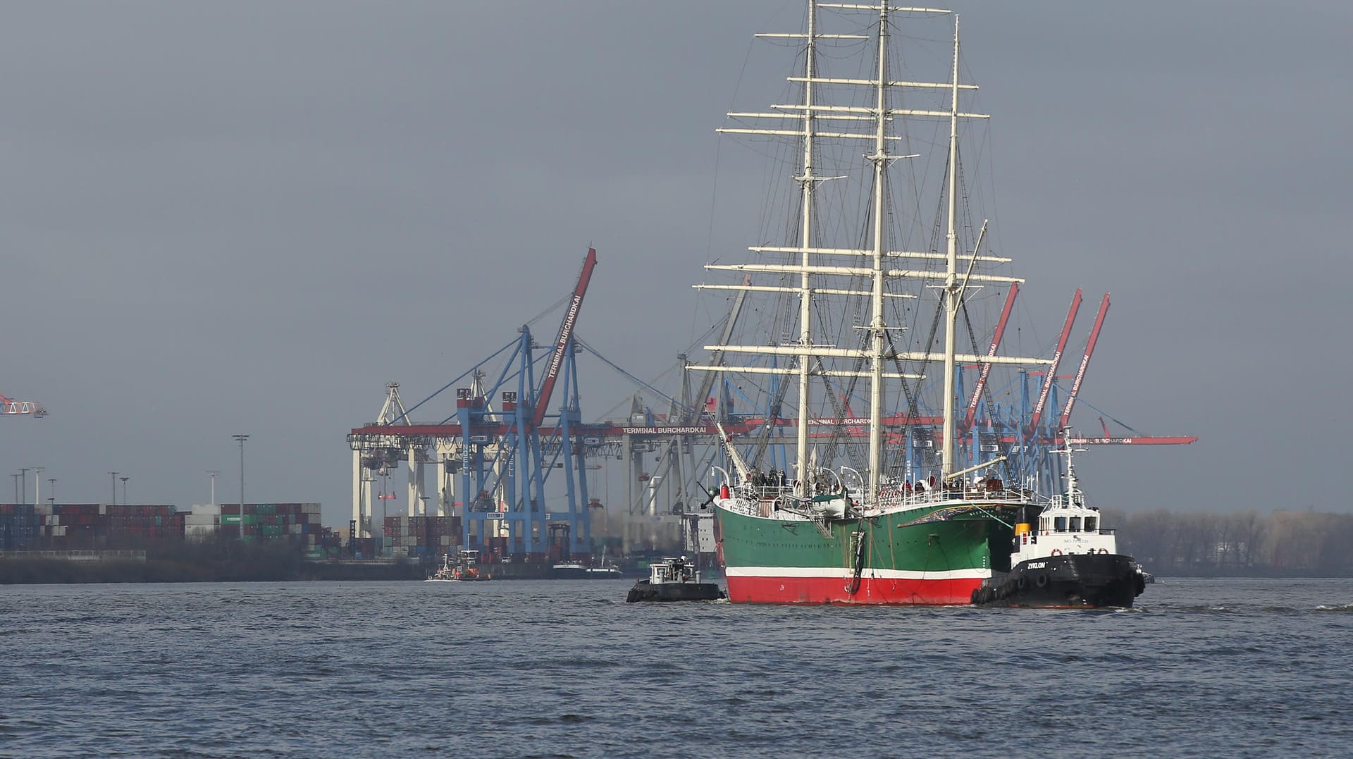 Museumsschiff "Rickmer Rickmers" verlässt dne Hafen in Hamburg: Das Wasser im Hafen ist aktuell zu niedrig für das große Schiff. Museumsschiff "Rickmer Rickmers" verlässt dne Hafen in Hamburg: Das Wasser im Hafen ist aktuell zu niedrig für das große Schiff.