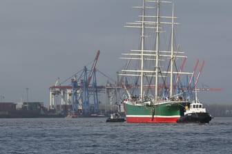 Museumsschiff "Rickmer Rickmers" verlässt dne Hafen in Hamburg: Das Wasser im Hafen ist aktuell zu niedrig für das große Schiff.