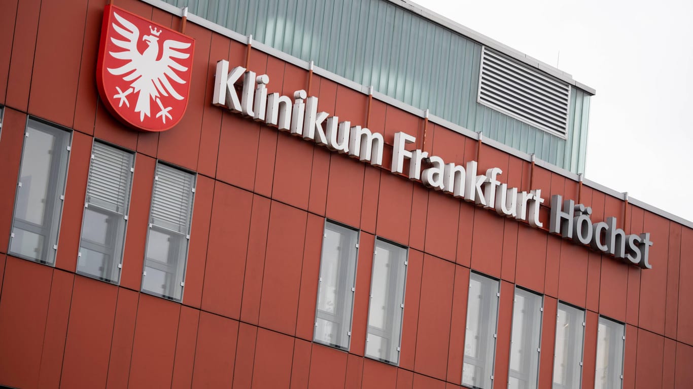 Das Klinikum Frankfurt Höchst: Bei einer Polizeikontrolle ist hier ein Beamter verletzt worden.