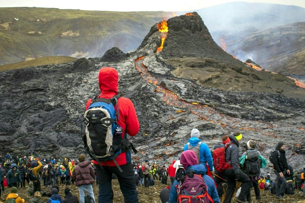 Naturspektakel aus nächster Nähe: Tausende Schaulustige beobachten den Ausbruch des Vulkans Fagradalsfjall in Island, einige grillen sogar Würstchen über der heißen Lava.