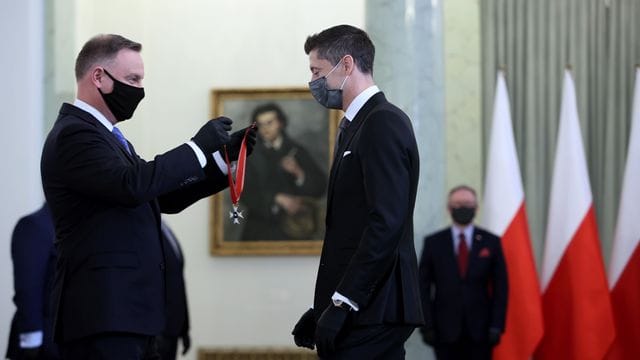 Andrzej Duda (l) zeichnet Bayern-Profi Robert Lewandowski aus.