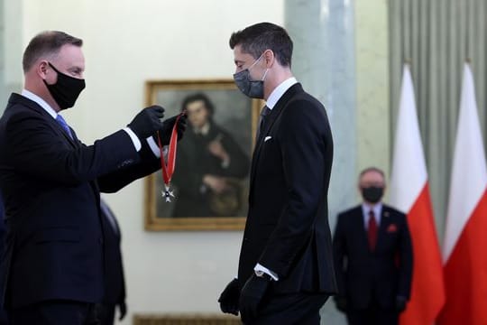 Andrzej Duda (l) zeichnet Bayern-Profi Robert Lewandowski aus.