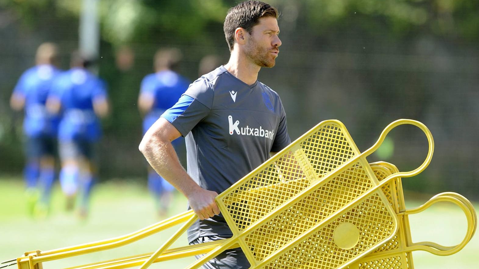 In seinem Job als Coach der zweiten Mannschaft von Real Sociedad kümmert sich Xabi Alonso auch mal ums Trainingszubehör.