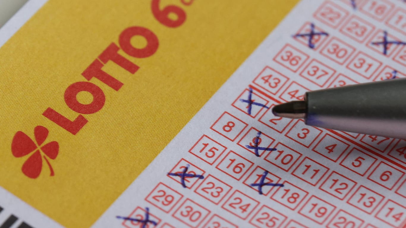 Ein Stift liegt auf einem ausgefüllten Lottoschein (Symbolbild): Gleich zwei Hamburger haben sechs Richtige getippt.