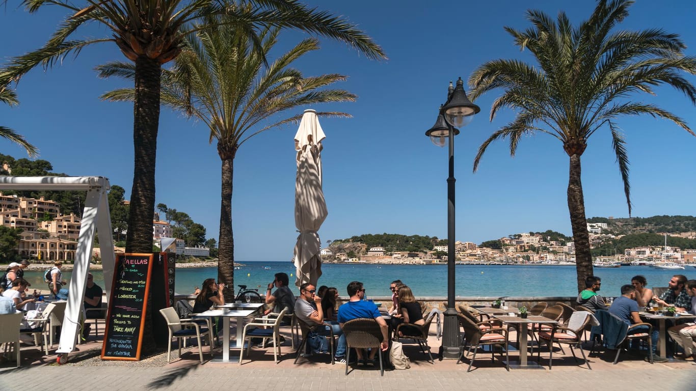 Besucher am Strand von Mallorca: Seit die spanische Insel kein Risikogebiet mehr ist, sind die Buchungen gestiegen. Die Ministerpräsidenten fordern härtere Regeln.