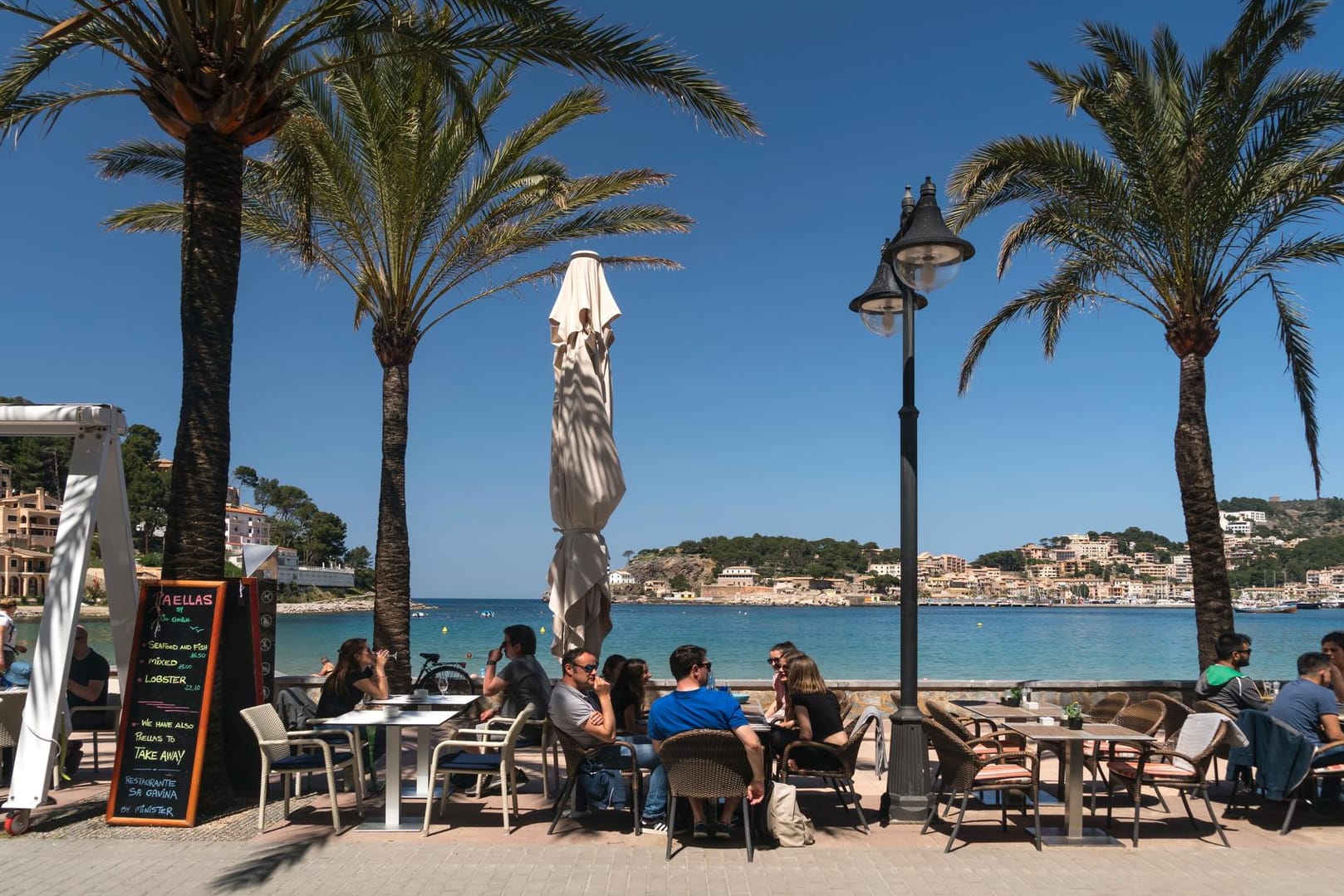 Besucher am Strand von Mallorca: Seit die spanische Insel kein Risikogebiet mehr ist, sind die Buchungen gestiegen. Die Ministerpräsidenten fordern härtere Regeln.