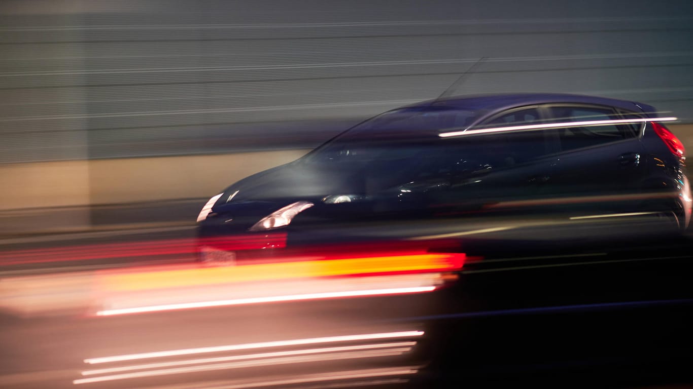 Ein schnell fahrendes Auto in der Nacht (Symbolbild): In Hagen ist ein alkoholisierter Pkw-Fahrer vor der Polizei geflohen.