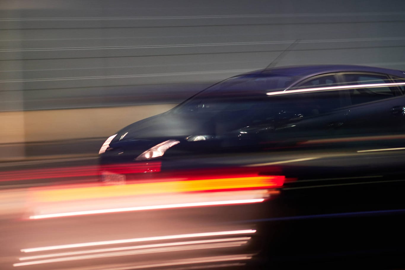 Ein schnell fahrendes Auto in der Nacht (Symbolbild): In Hagen ist ein alkoholisierter Pkw-Fahrer vor der Polizei geflohen.