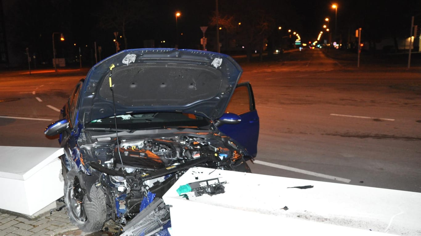 Ein Wagen steht mit offener Motorhaube am Unfallort: Der Eigentümer hatte den Wagen erst drei Wochen zuvor angemeldet.