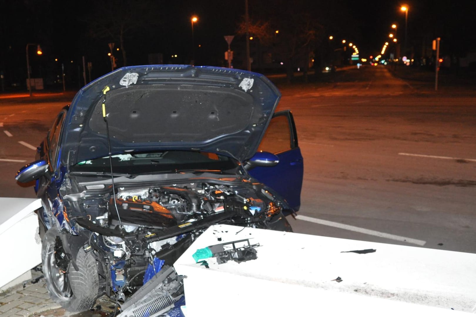 Ein Wagen steht mit offener Motorhaube am Unfallort: Der Eigentümer hatte den Wagen erst drei Wochen zuvor angemeldet.