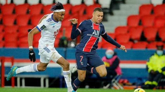 Von Straßburg nach Sachsen: Der Transfer von Mohamed Simakan (l) zu RB Leipzig ist perfekt. Von Straßburg nach Sachsen: Der Transfer von Mohamed Simakan (l) zu RB Leipzig ist perfekt.