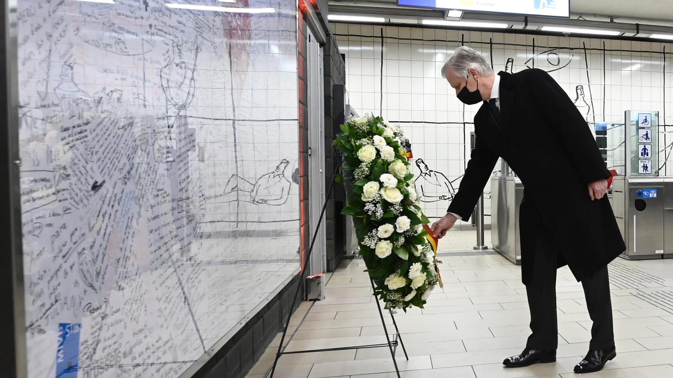 Belgiens König Philippe gedenkt der Terroropfer an einem der zwei Anschlagsorte in Brüssel, der U-Bahnstation Maelbeek: Hier sprengte sich am 22. März 2016 ein Attentäter in die Luft.