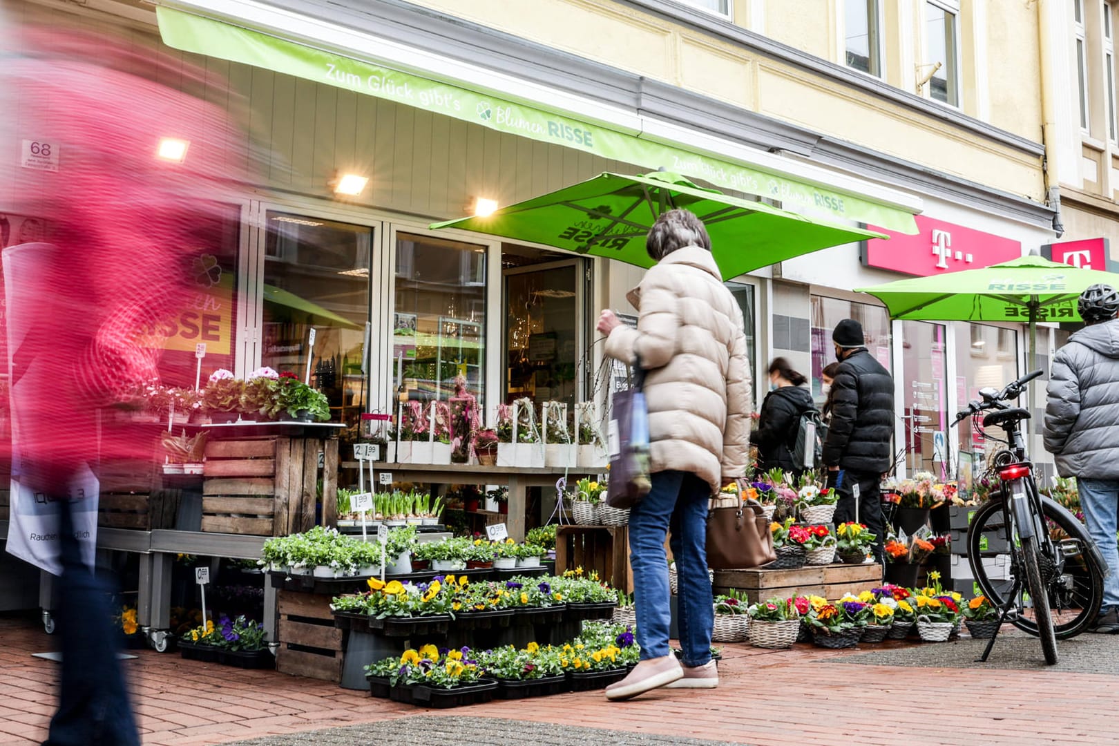 Blumenladen in Nordrhein-Westfalen: Auch für Schreibwarenläden und Buchhandlungen gelten nun schärfere Regeln (Symbolbild).