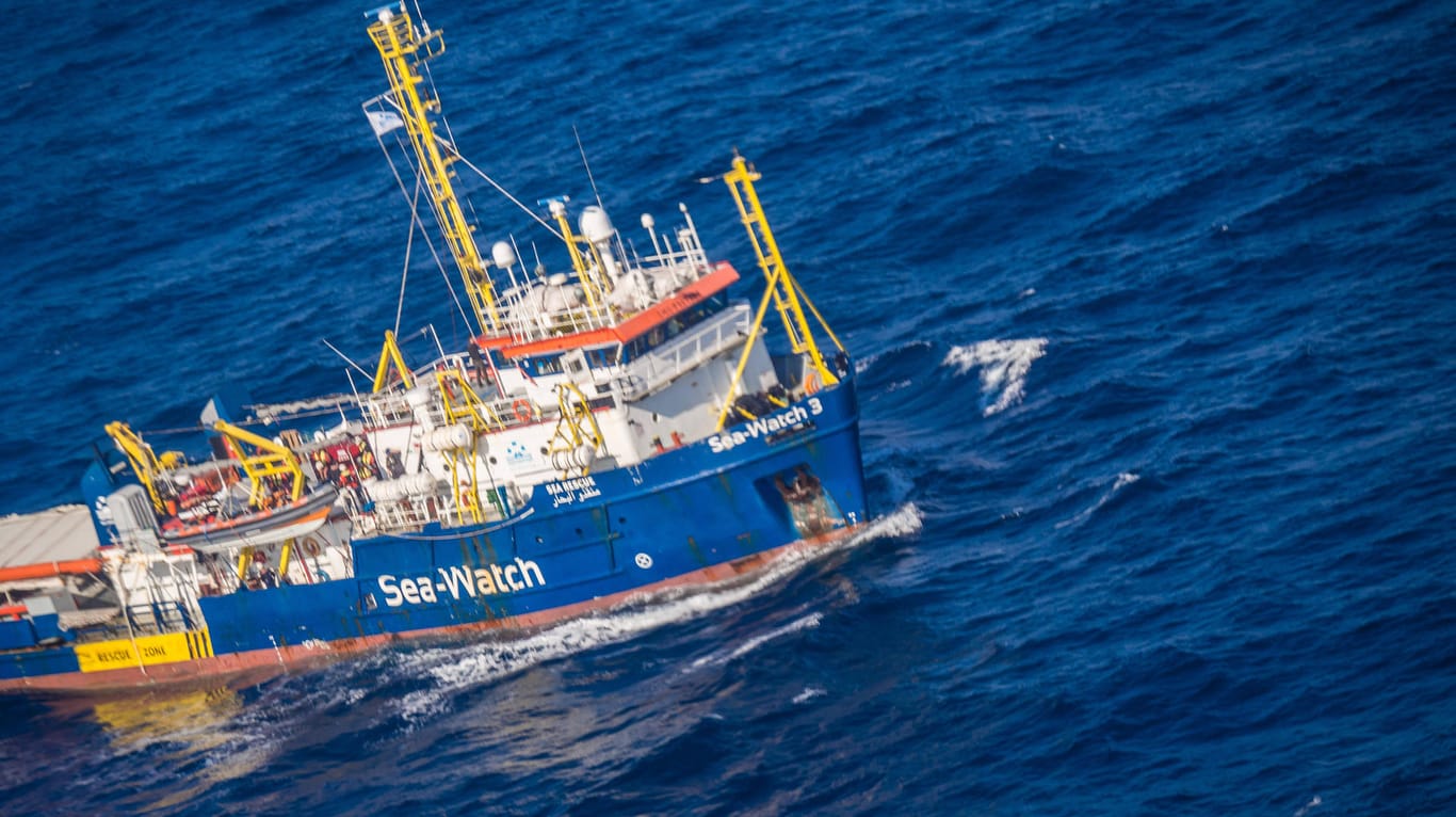 Die "Sea-Watch 3" vor Lampedusa: "Wieder wird uns vorgeworfen, zu viele Menschen gerettet zu haben".