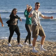 Party-Urlaub trotz Pandemie: Aufnahmen von der Insel Mallorca zeigen feiernde Deutsche ohne Maske und besorgte Anwohner.