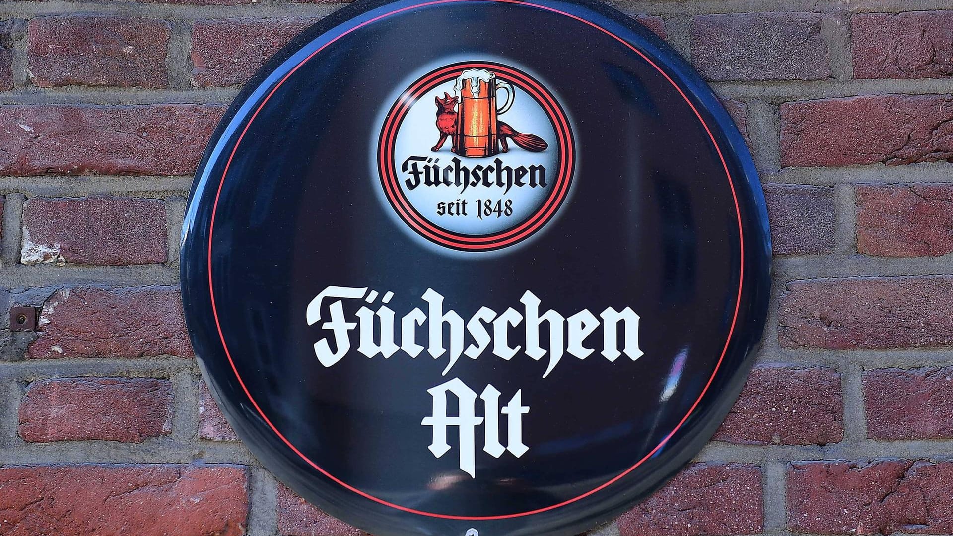 Logo der Düsseldorfer Brauerei Füchschen (Symbolbild): Wegen des Lockdowns wird vielen Brauhausbetreibern das Bier schlecht. Logo der Düsseldorfer Brauerei Füchschen (Symbolbild): Wegen des Lockdowns wird vielen Brauhausbetreibern das Bier schlecht.