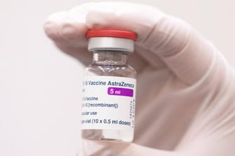 Corona-Vakzin von Astrazeneca (Symbolbild): Der Chef des Pharmaunternehmens Merck warnt vor einem "Impfstoffkrieg".
