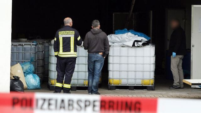 Feuerwehr und Ermittler untersuchen im April 2019 die Lagerhalle in Preußisch Oldendorf.