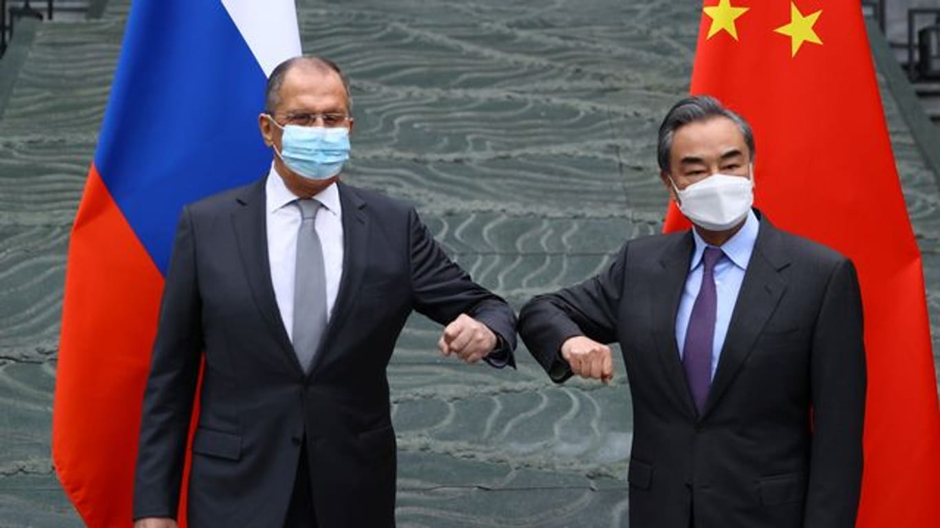 Chinas Außenminister Wang Yi (r) empfängt seinen russischen Amtskollegen Sergej Lawrow in Guilin.