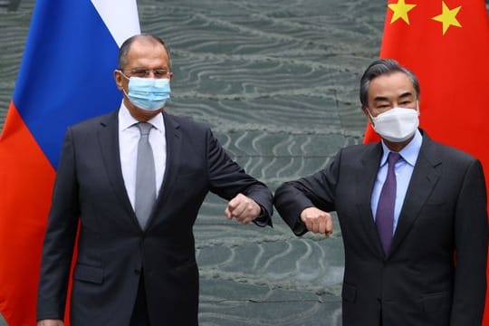 Chinas Außenminister Wang Yi (r) empfängt seinen russischen Amtskollegen Sergej Lawrow in Guilin.