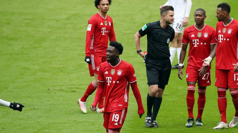 Alphonso Davies: Der Bayern-Star kassierte nach überhartem Einsteigen gegen Stuttgarts Endo die Rote Karte.