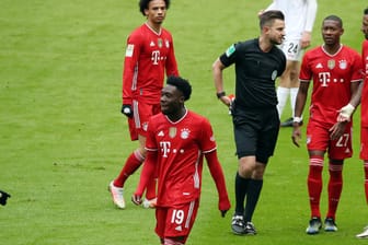 Alphonso Davies: Der Bayern-Star kassierte nach überhartem Einsteigen gegen Stuttgarts Endo die Rote Karte.