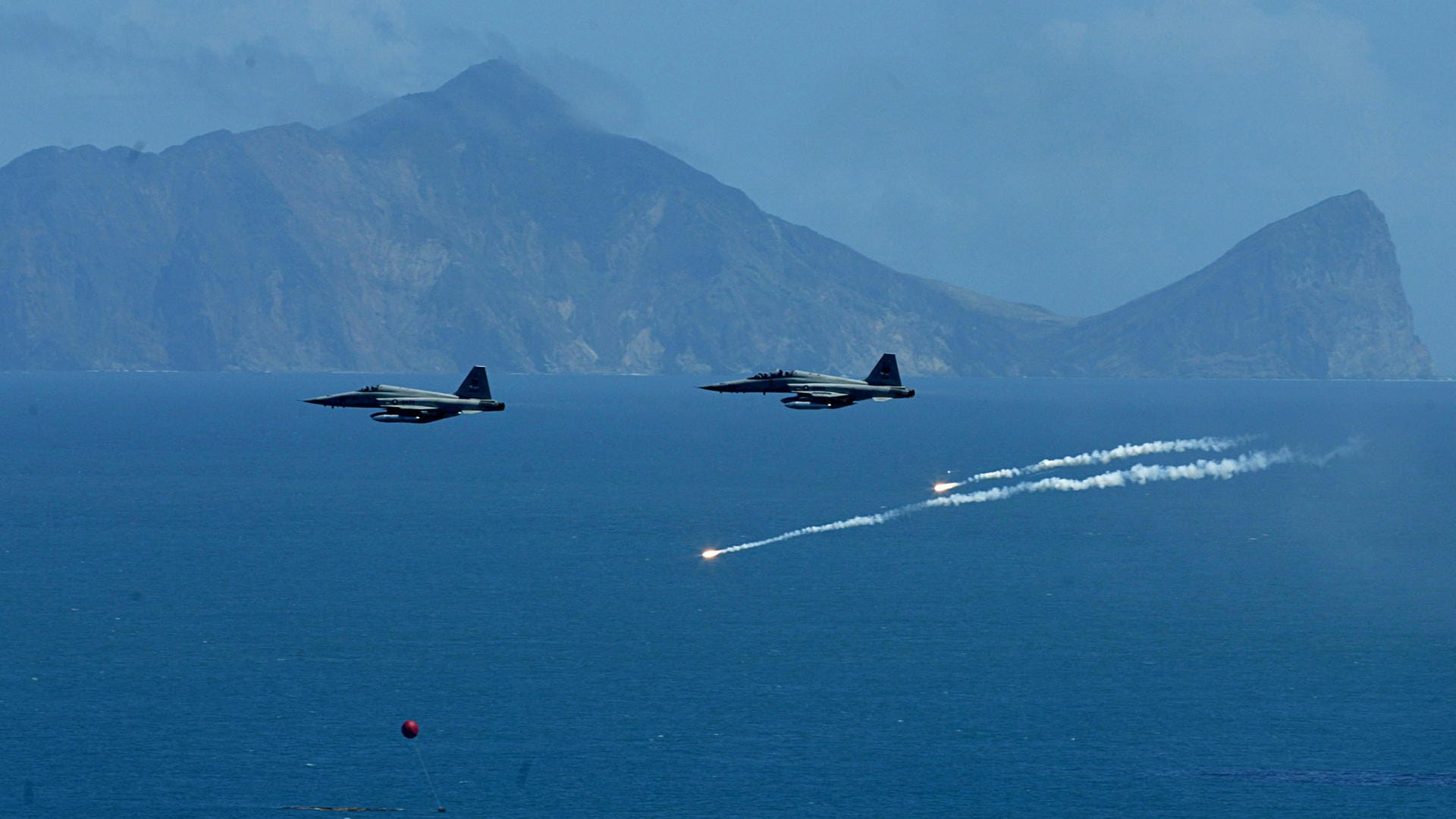 Zwei taiwanische Kampfjets des Typs F-5E: Für den geborgenen Piloten kam jede Hilfe zu spät (Symbolbild). Zwei taiwanische Kampfjets des Typs F-5E: Für den geborgenen Piloten kam jede Hilfe zu spät (Symbolbild).