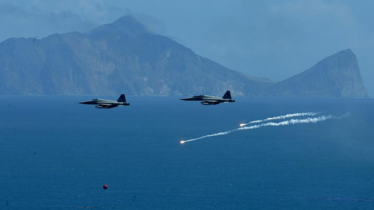Zwei taiwanische Kampfjets des Typs F-5E: Für den geborgenen Piloten kam jede Hilfe zu spät (Symbolbild).