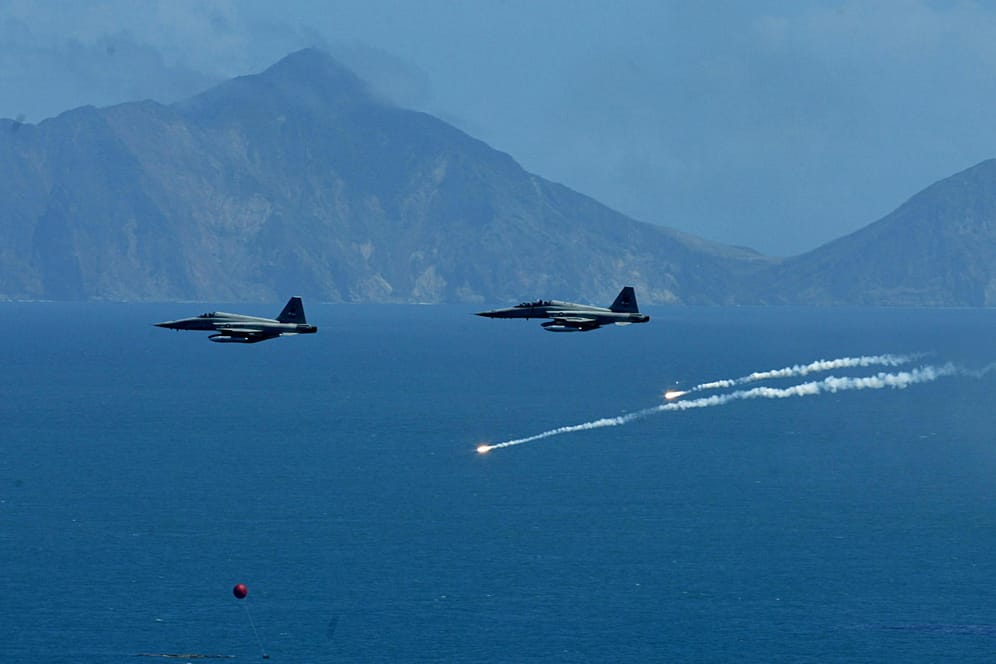 Zwei taiwanische Kampfjets des Typs F-5E: Für den geborgenen Piloten kam jede Hilfe zu spät (Symbolbild).
