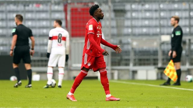 Münchens Abwehrspieler Alphonso Davies geht nach der Roten Karte vom Spielfeld. Münchens Abwehrspieler Alphonso Davies geht nach der Roten Karte vom Spielfeld.