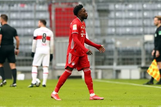 Münchens Abwehrspieler Alphonso Davies geht nach der Roten Karte vom Spielfeld.