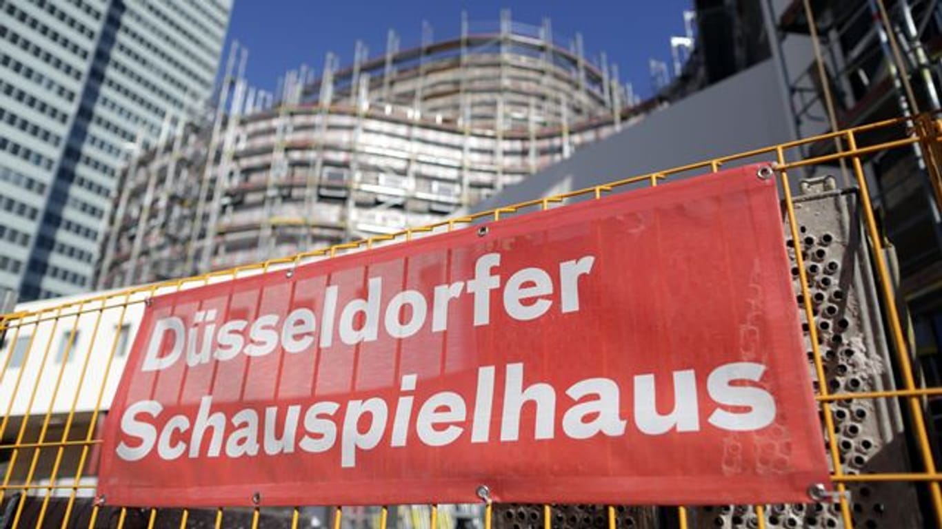 "Düsseldorfer Schauspielhaus" steht auf einem Banner: Das Land NRW fordert eine konsequente Aufarbeitung der Vorwürfe gegen das Theater.