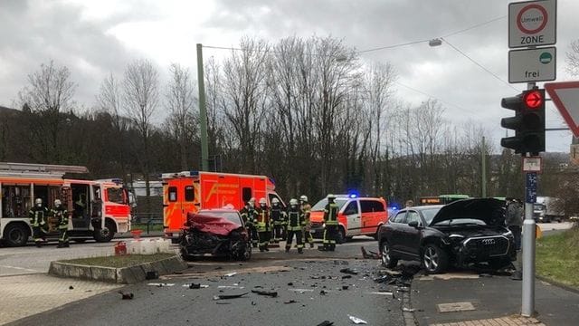 Feuerwehrleute stehen an einer Unfallstelle: Auf der Flucht vor der Polizei hat der Junge einen schweren Unfall verursacht.