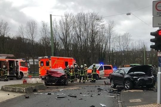 Feuerwehrleute stehen an einer Unfallstelle: Auf der Flucht vor der Polizei hat der Junge einen schweren Unfall verursacht.