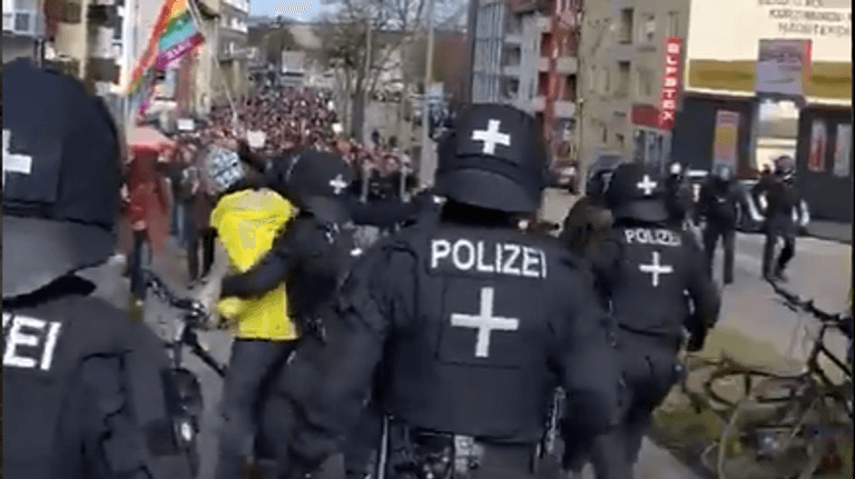 Einsatz in Kassel: Polzisten zerren die Radfahrerinenn und Radfahrer von der Straße und machen damit den Weg frei für die nicht erlaubte Demo der Querdenker-Szene.