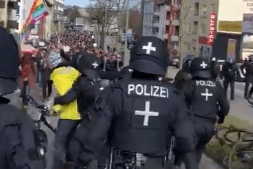 Einsatz in Kassel: Polzisten zerren die Radfahrerinenn und Radfahrer von der Straße und machen damit den Weg frei für die nicht erlaubte Demo der Querdenker-Szene.