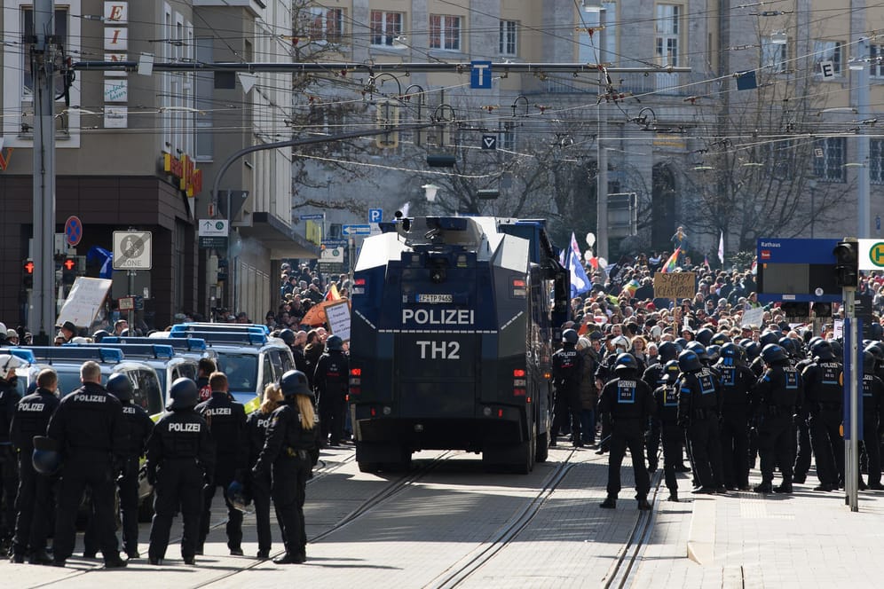 Polizei auf der Demonstration in Kassel: Kritiker hatten den Umgang der Polizei mit Demonstranten der Gegendemonstrationen kritisiert.